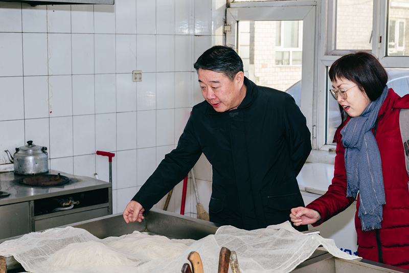 踏冰霜冒严寒千里奔波走基层送温暖情系民生河北省地矿局局长卢瑞卿